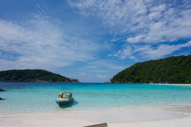 Pantai Penjalin , Kepulauan Anambas (Sumber: https://www.shutterstock.com)