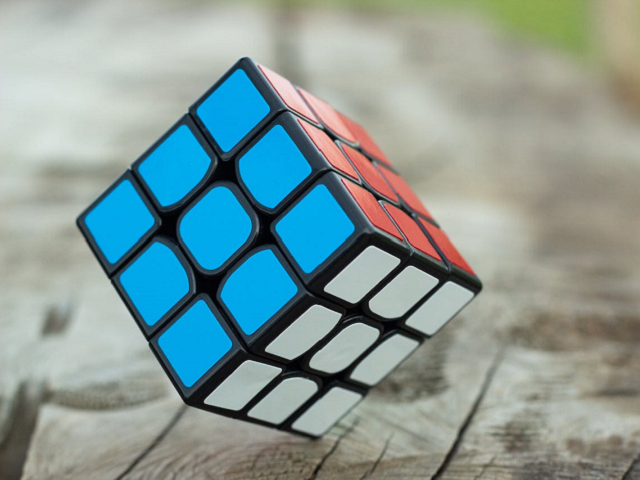 Ilustrasi apakah kubus dan balok termasuk prisma. Sumber: pexels.com/JadsonThomas.