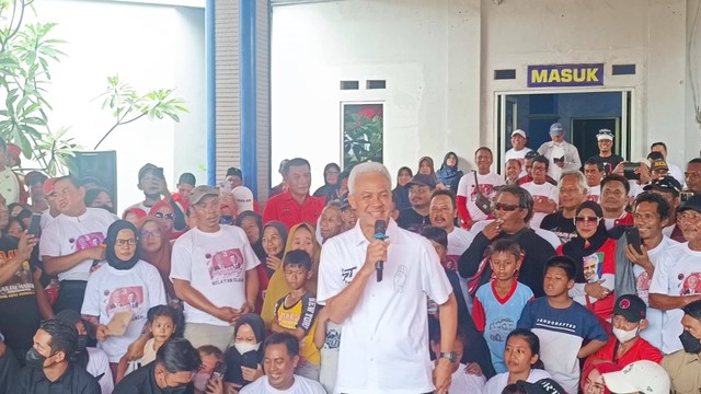 Ganjar Pranowo temui ratusan nelayan di Kantor HNSI Cilacap, Selasa (9/1).  Foto: Thomas Bosco/kumparan