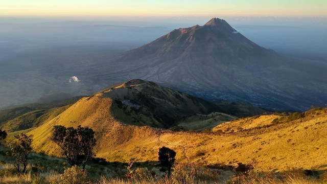 Gardu Pandang Kaliurang Yogyakarta. Foto hanya ilustrasi, bukan gambar sebenarnya. Sumber: Unsplash/ Dan Gilmour. 