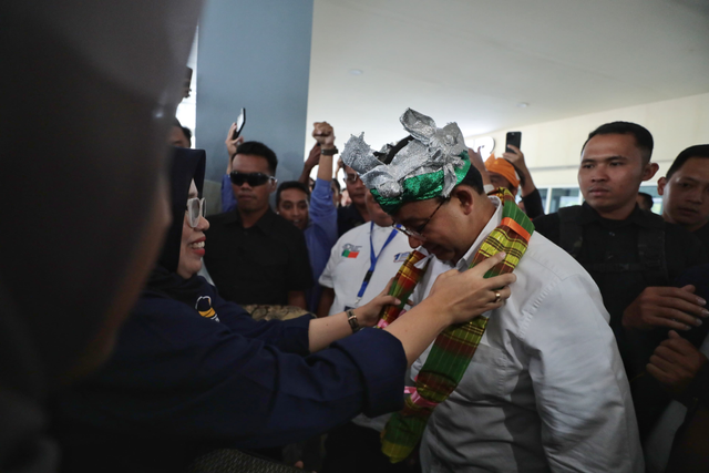Capres nomor urut 1 Anies Baswedan tiba di Bandara Haluoleo, Konawe Selatan, Sulawesi Tenggara, Selasa (9/1/2024). Foto: Dok. Istimewa