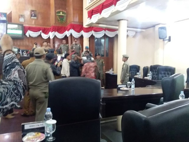 Kekisruhan terjadi di dalam ruang rapat gedung DPRD Kabupaten Solok, Sumatera Barat (Sumbar) menjelang agenda penetapan hak interpelasi anggota dewan ke Bupati Solok, Epyardi Asda, Selasa (9/1). Foto: Dok. Istimewa