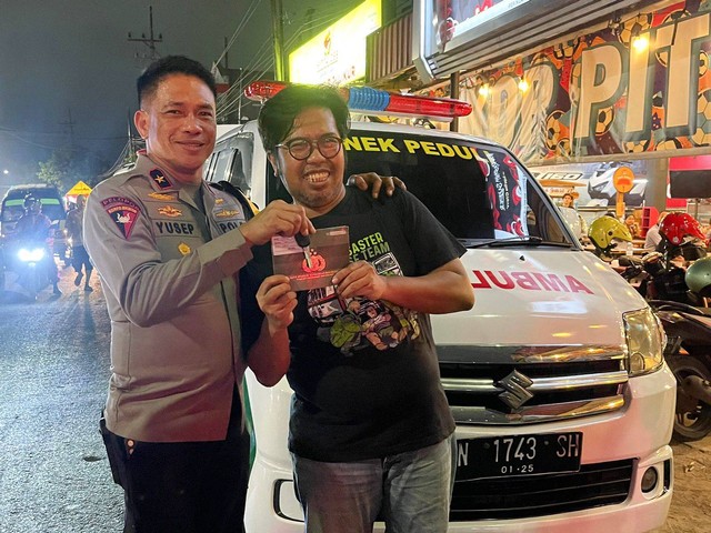 Kapolda Jatim Irjen Pol Imam Sugianto menyerahkan bantuan ambulans kepada pentolan Bonek, Cak Cong.