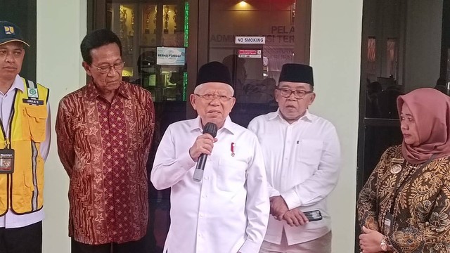 Wakil Presiden Ma'ruf Amin saat berkunjung ke kantor Kapanewon Prambanan, di Kabupaten Sleman, DI Yogyakarta, Selasa (9/1/2024). Foto: Arfiansyah Panji Purnandaru/kumparan