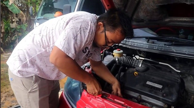 Miftah memilih berhenti jadi pewat dan sukses membuka usaha bengkel mobil. Foto: M. Zain/Hi!Pontianak
