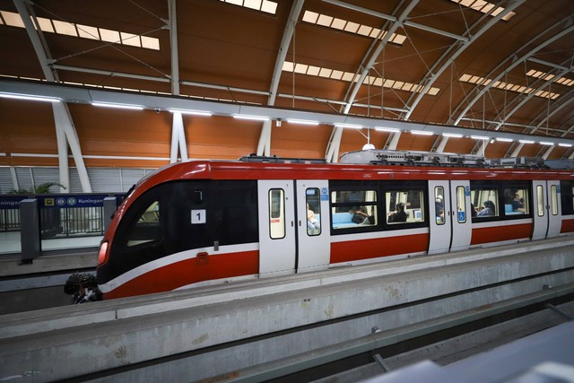Gerbong kereta api ringan atau Light Rail Transit (LRT) melaju menuju Stasiun Setiabudi, Jakarta, Selasa (9/1/2024). Foto: Iqbal Firdaus/kumparan