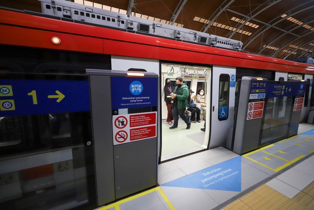 Penumpang menaiki kereta api ringan atau Light Rail Transit (LRT) Jabodebek menuju Stasiun Dukuh Atas, Jakarta Selatan, Selasa (9/1/2024). Foto: Iqbal Firdaus/kumparan