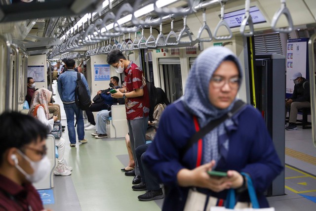 Penumpang menaiki kereta api ringan atau Light Rail Transit (LRT) Jabodebek menuju Stasiun Dukuh Atas, Jakarta Selatan, Selasa (9/1/2024). Foto: Iqbal Firdaus/kumparan