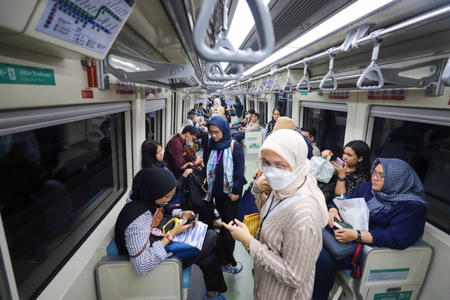 Penumpang menaiki kereta api ringan atau Light Rail Transit (LRT) Jabodebek menuju Stasiun Dukuh Atas, Jakarta Selatan, Selasa (9/1/2024). Foto: Iqbal Firdaus/kumparan