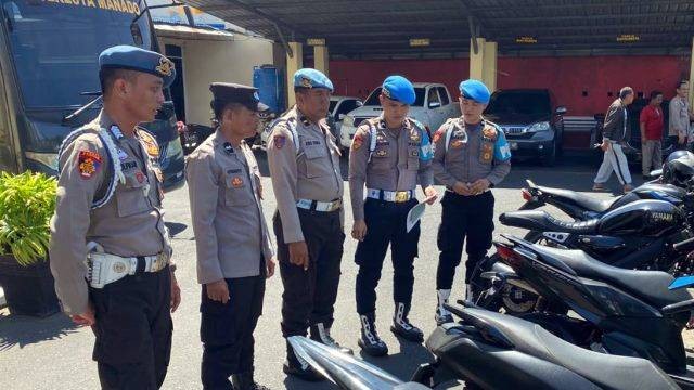 Anggota Provos Polresta Manado saat mendata dan memeriksa kendaraan milik anggota kepolisian yang menggunakan knalpot bising atau tak sesuai standar SNI. (foto: istimewa)