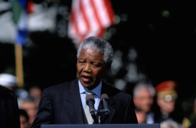 Foto Nelson Mandela. Sumber : https://www.shutterstock.com/id/image-photo/washington-dc-usa-4th-october-1994-727923619