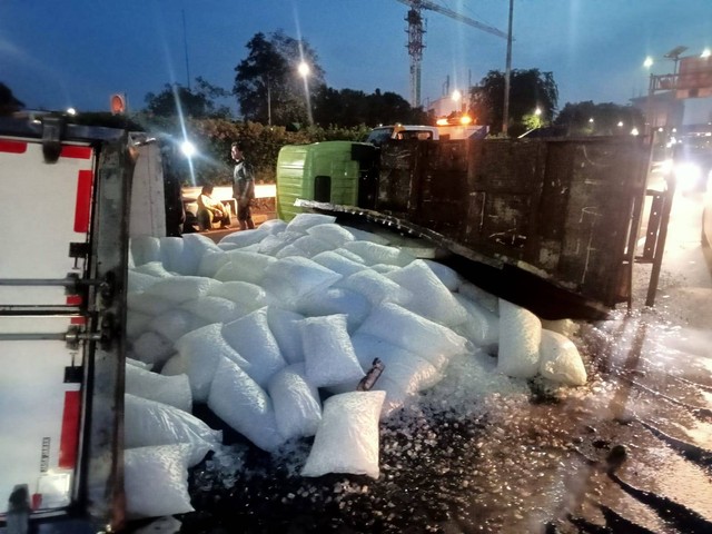 Truk terguling di Tol Dalam Kota, Rabu (10/1/2024). Dok. TMC Polda Metro Jaya