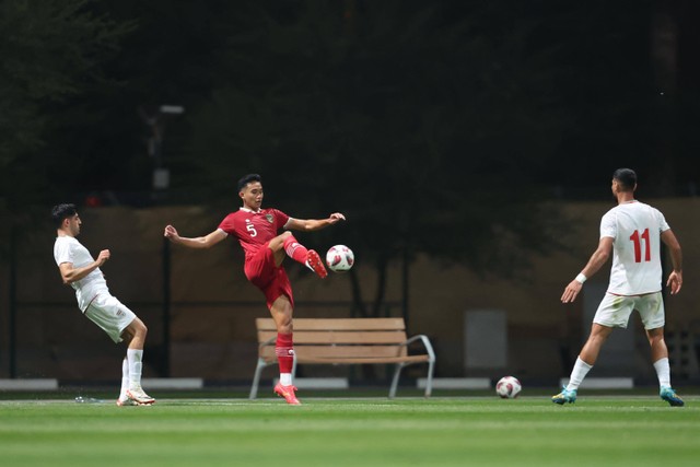 Pemain bertahan Timnas Indonesia Rizky Ridho mengontrol bola saat melawan Iran dalam laga uji coba di Qatar pada 9 Januari 2024. Foto: Dok. PSSI