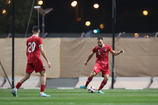 Pemain bertahan Timnas Indonesia Jordi Amat mengontrol bola saat melawan Iran dalam laga uji coba di Qatar pada 9 Januari 2024. Foto: Dok. PSSI