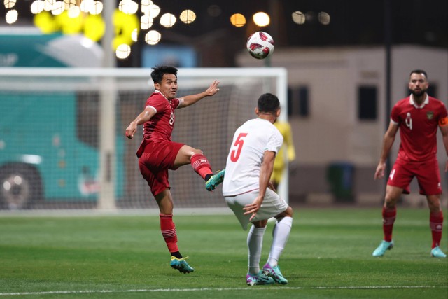 Pemain bertahan Timnas Indonesia Witan Sulaeman berusaha merebut bola saat melawan Iran dalam laga uji coba di Qatar pada 9 Januari 2024. Foto: Dok. PSSI