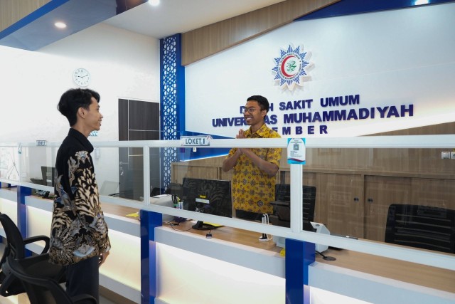 RSU Unmuh Jember saat memberikan layanan kepada pasien (Sumber : Humas Unmuh Jember).