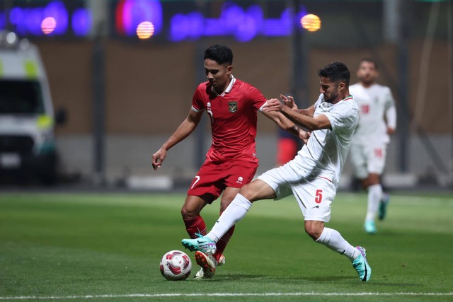 Pemain timnas Indonesia, Marselino Ferdinan, beraksi saat lawan Iran dalam laga uji coba di Qatar pada 9 Januari 2024. Foto: Dok. PSSI