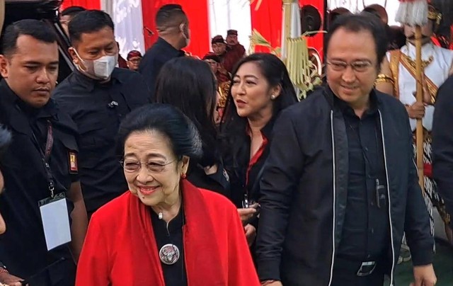 Ketum PDIP Megawati Soekarnoputri Tiba di Sekolah Partai PDIP Jelang Peringatan HUT ke-51 partai, Rabu (10/1). Foto: Paulina Herasmaranindar/kumparan