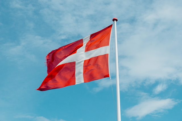 ilustrasi bendera Denmark | photo by: unsplash.com