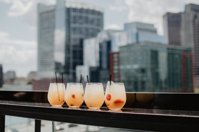 Upstairs Rooftop Cafe. Foto hanya sebagai ilustrasi, bukan tempat sebenarnya. Sumber: Unsplash/Kelly Sikkema.