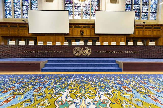 Ruang sidang dan bangku Mahkamah Internasional, badan peradilan utama Perserikatan Bangsa-Bangsa yang berlokasi di Den Haag, Belanda. Foto: Ankor Light/Shutterstock