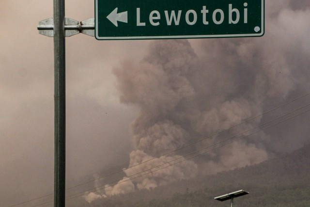 Gunung Lewotobi Laki-laki mengeluarkan abu vulkanik yang terlihat dari Desa Nobo, Ile Bura, Flores Timur, NTT, Rabu (10/1/2024). Foto: Mega Tokan/ANTARA FOTO