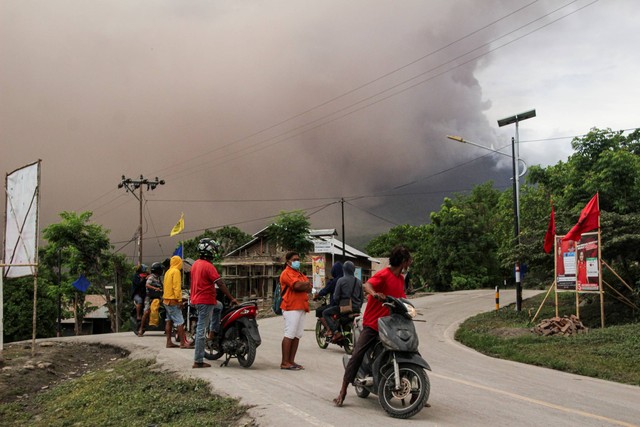 Sejumlah warga bersiap mengungsi saat Gunung Lewotobi Laki-laki mengeluarkan abu vulkanik di Desa Nobo, Ile Bura, Flores Timur, NTT, Rabu (10/1/2024). Foto: Mega Tokan/ANTARA FOTO
