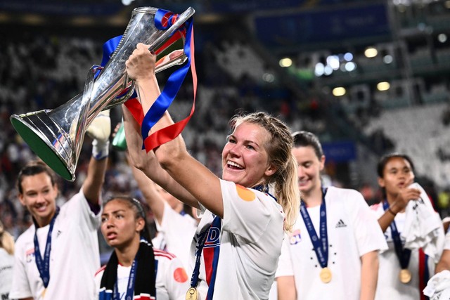 Penyerang Lyon asal Norwegia Ada Hegerberg berpose dengan trofi dan medali pemenang pada Final Liga Champions Wanita UEFA di Stadion Allianz di kota Turin, Italia pada 21 Mei 2022. Foto: Marco Bertorello/AFP