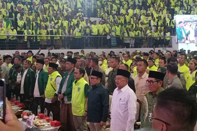 Cawapres nomor urut 01 Muhaimin Iskandar atau Cak Imin serta Wakil Presiden RI ke-10 dan ke-12 Jusuf Kalla menghadiri acara Konsolidasi Akbar Anies dan Muhaimin AMIN Jawa Timur di DBL Arena, Surabaya, Rabu (10/1/2024). Foto: Farusma Okta Verdian/kumparan