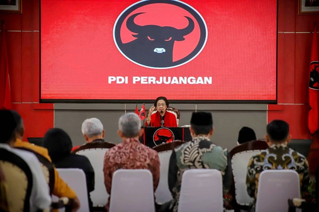 Presiden ke-5 RI yang juga Ketum PDIP Megawati Soekarnoputri menyampaikan pidato di Sekolah Partai PDIP, dalam rangka menyambut HUT ke-51 PDI Perjuangan, Rabu (10/1/2024). Foto: Jamal Ramadhan/kumparan