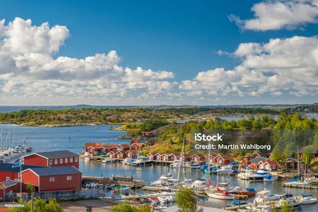 Kota Skandinavia, Swedia. Sumber : https://www.istockphoto.com/id/foto/marina-kecil-di-pantai-barat-swedia-gm908650846-250301172