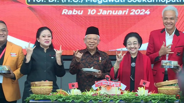 Presiden ke-5 RI yang juga Ketum PDIP Megawati Soekarnoputri bersama Wapres Ma'ruf Amin di Sekolah Partai PDIP, dalam rangka HUT ke-51 PDI Perjuangan, Rabu (10/1/2024). Foto: Youtube/PDI Perjuangan