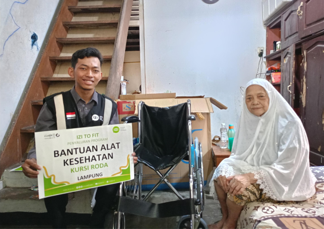 IZI Lampung Berikan Kursi Roda Untuk Nenek Embay Yang Menderita Kaki Lumpuh