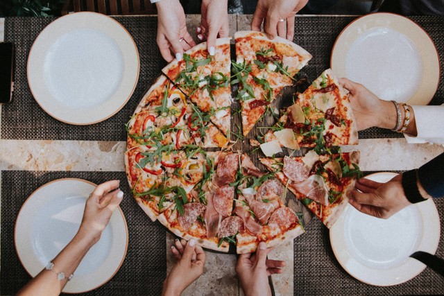 Zapoli Pizzeria. Foto hanya sebagai ilustrasi, bukan tempat sebenarnya. Sumber: Unsplash/Klara Kulikova.