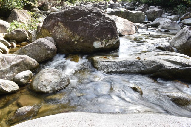 Sungai Mudal. Foto Hanya Ilustrasi, Bukan Tempat Sebenarnya. Sumber Unsplash  Hairullah Ponichan