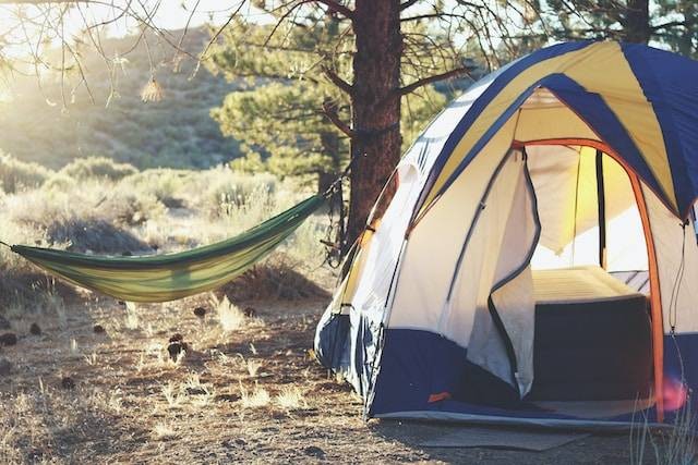 Tempat Camping Tepi Sungai di Bandung. Foto hanya ilustrasi. Sumber foto: Unsplash/Laura