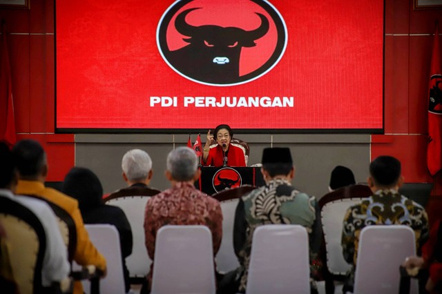 Presiden ke-5 RI yang juga Ketum PDIP Megawati Soekarnoputri menyampaikan pidato di Sekolah Partai PDIP, dalam rangka menyambut HUT ke-51 PDI Perjuangan, Rabu (10/1/2024). Foto: Jamal Ramadhan/kumparan