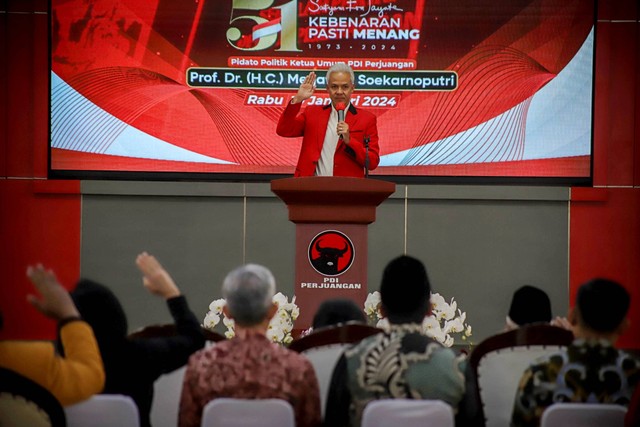 Capres nomor urut 3, Ganjar Pranowo, menyampaikan pidato di Sekolah Partai PDIP, dalam rangka menyambut HUT ke-51 PDI Perjuangan, Rabu (10/1/2024). Foto: Jamal Ramadhan/kumparan