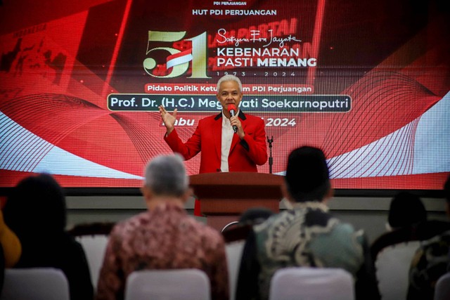 Capres nomor urut 3, Ganjar Pranowo, menyampaikan pidato di Sekolah Partai PDIP, dalam rangka menyambut HUT ke-51 PDI Perjuangan, Rabu (10/1/2024). Foto: Jamal Ramadhan/kumparan