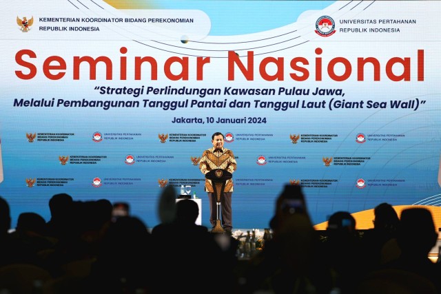 Menteri Pertahanan Prabowo Subianto menjadi pembicara dalam seminar nasional 'Strategi Perlindungan Kawasan Pulau Jawa, Melalui Pembangunan Tanggul Pantai dan Tanggul Laut (Giant Sea Wall)', di Jakarta, Rabu (10/1/2024). Foto: Dok. Istimewa