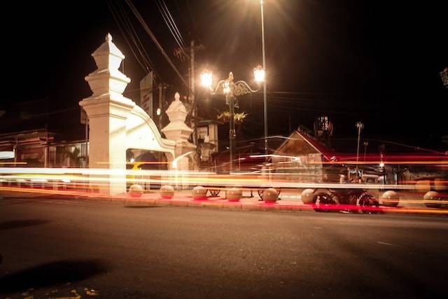 Wisata malam dekat Malioboro. Foto hanyalah ilustrasi. Sumber: Unsplash/Ferdy Aprilyandi