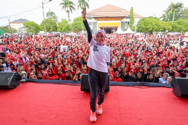 Istri capres 03 Ganjar Pranowo, Siti Atikoh Suprianti senam bareng ribuan Srikandi PDIP Bandar Lampung di PKOR Way Halim, Bandar Lampung, Rabu (10/1/2024). Foto: Dok. Istimewa