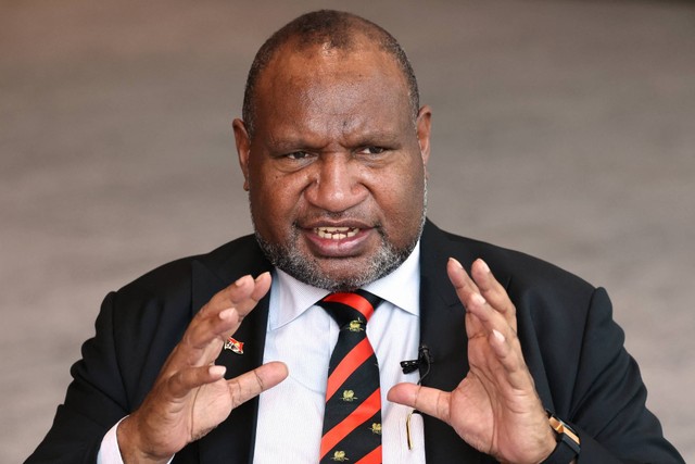 Reaksi Perdana Menteri Papua Nugini James Marape saat berbicara dalam wawancara di Sydney pada 11 Desember 2023. Foto: Andrew KUTAN/AFP