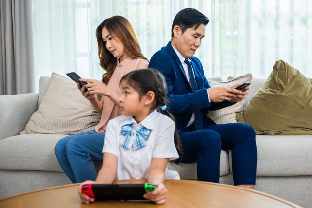 Terlalu Sering Main Ponsel di Depan Anak Bisa Hambat Kemampuan Komunikasinya. Foto: Shutterstock