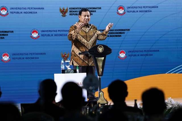 Menteri Pertahanan Prabowo Subianto menyampaikan sambutan pada Seminar Nasional Strategi Perlindungan Kawasan Pulau Jawa Melalui Pembangunan Tanggul Pantai dan Tanggul Laut (Giant Sea Wall) di Jakarta, Rabu (10/1/2024). Foto: Asprilla Dwi Adha/ANTARA FOTO