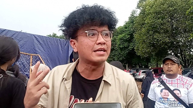 Politikus PSI, Faldo Maldini, saat diwawancarai wartawan di Lapangan Sepakbola Gedong, Condet, Jakarta Timur, Rabu (10/1/2024). Foto: Fadlan Nuril Fahmi/kumparan