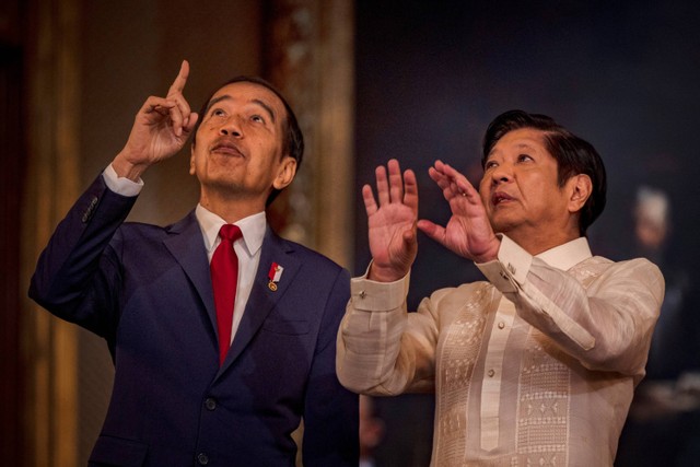 Presiden Joko Widodo bertemu Presiden Filipina Ferdinand Marcos Jr di Istana Malacanang, Filipina, Rabu (10/1/2024). Foto: Ezra Acayan/Pool via REUTERS