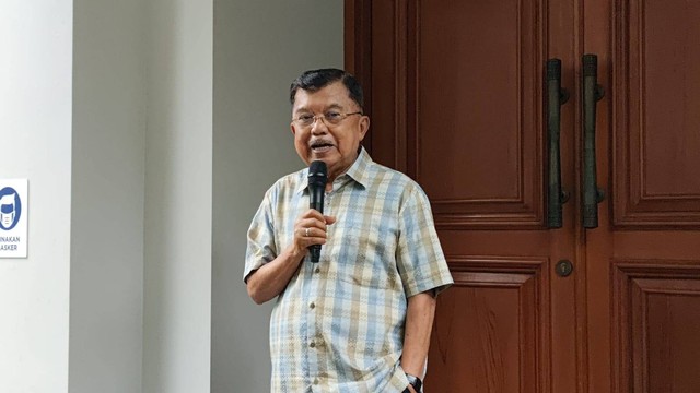 Wakil Presiden RI ke-10 dan 12, Jusuf Kalla di kediamannya di Jalan Brawijaya, Jakarta Selatan, Rabu (10/1/2024). Foto: Jonathan Devin/kumparan