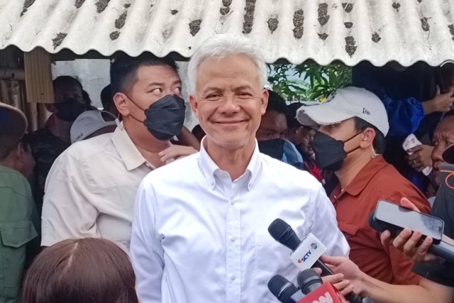 Capres nomor urut 03 Ganjar Pranowo usai bertemu para petani bawang di Desa Kertabesuki, Brebes, Jateng, Rabu (10/1/2024). Foto: Thomas Bosco/kumparan