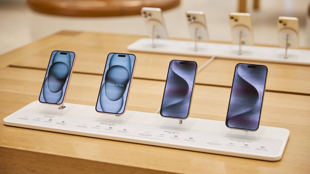 Jajaran iPhone 15 di Apple Store London, Inggris. Foto: Apple
